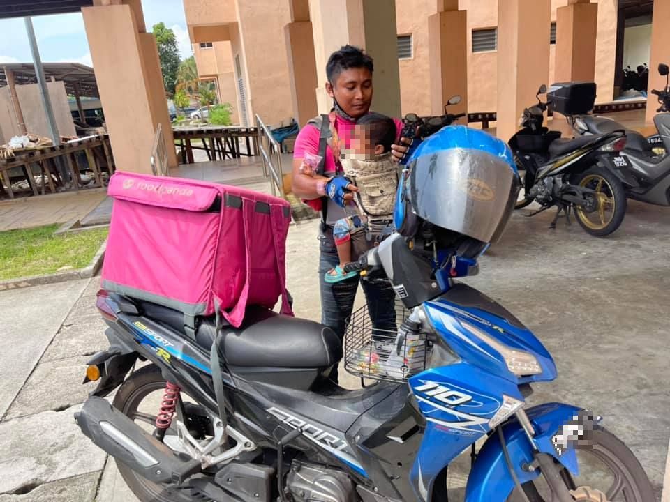 Sedih! Pengantar Makanan Ini Bawa Bayinya Saat Keliling Antar Makanan