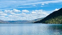 Lake Chelan ini bak pantai. Namun traveler jangan sampai tertipu ya!