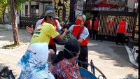 Bantuan ini dibagikan di depan pintu gerbang sekolah. Sebagian penerima adalah kalangan tukang becak, atau ibu ibu rumah tangga.