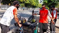 Sebagian besar penerima bantuan mengaku selama PPKM belum pernah mendapatkan bantuan apapaun. Daryono (42) warga Kelurahan Gandasuli, salah satu penarik becak mengatakan, sejak PPKM berlangsung baru mendapat dari satu kali, yakni hari ini dari SMP Negeri 1.