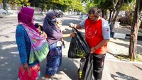 Hal serupa diakui oleh Suirah (47) salah seorang ibu rumah tangga. Selama PPKM penghasilan suami sebagai tukang becak sangat minim. Dalam sehari rata rata membawa uang hasil mengayuh becak antara Rp.10 ribu - 20 ribu.