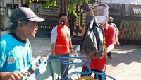 Bantuan yang disalurkan ini nilai totalnya Rp.8 juta. Kepala SMP Negeri 1 Brebes, Dharma Suhaeri mengatakan, uang tersebut merupakan hasil patungan para guru, karyawan dan siswa. Mereka secara sukarela menyisihkan uangnya untuk membantu warga yang terdampak PPKM. Kepala SMP Negeri 1 Brebes menambahkan, bhakti sosial ini sekaligus ungkapan rasa sukur atas terlaksanakannya PPDB tahun 2021.