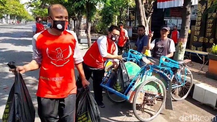 Siswa-Guru SMPN 1 Brebes Donasi untuk Warga Terdampak PPKM Para guru, karyawan dan siswa SMP Negeri 1 Brebes, Jawa Tengah, membagikan bantuan berupa paket sembako kepada warga yang terdampak PPKM Darurat.