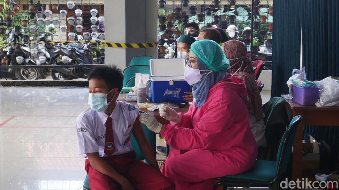 Siswa SD-SMP di Cimahi Jalani Vaksinasi