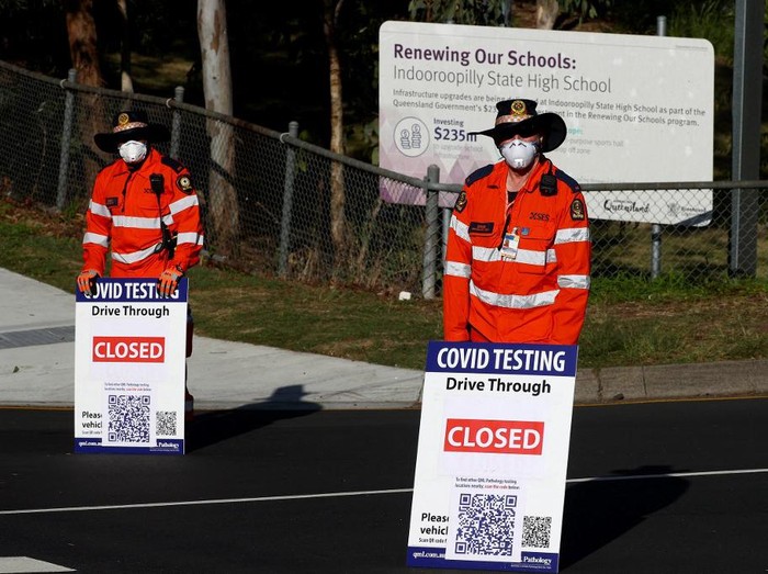 Volunteers direct traffic at a Covid-19 drive-through testing clinic in eastern Brisbane on July 31, 2021, as Australias third-largest city Brisbane and other parts of Queensland state will enter a snap Covid-19 lockdown. (Photo by Patrick HAMILTON / AFP)