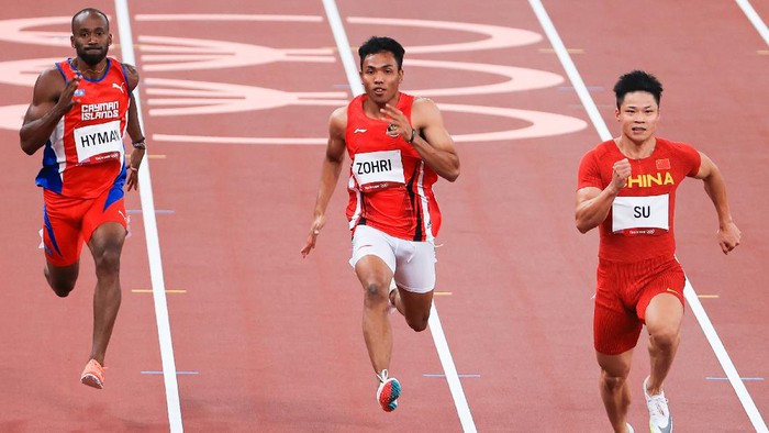 SPRINTER LALU MUHAMMAD ZOHRI Sprinter Indonesia Lalu Muhammad Zohri (tengah) berlari dalam babak pertama 100 meter putra heat 4 cabang atletik Olimpiade Tokyo 2020 di Olimpiade Tokyo 2020 di Stadion Olimpiade Tokyo, Jepang, Sabtu (31/7/2021). Lalu Muhammad Zohri menempati posisi kelima dari delapan pelari dengan catatan waktu 10,26 detik. ANTARA FOTO/NOC Indonesia/Naif Alas/Handout/sgd/wsj.
