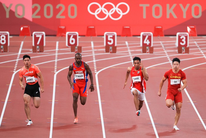 Sprinter Indonesia Lalu Muhammad Zohri (tengah) berlari dalam babak pertama 100 meter putra heat 4 cabang atletik Olimpiade Tokyo 2020 di Olimpiade Tokyo 2020 di Stadion Olimpiade Tokyo, Jepang, Sabtu (31/7/2021). Lalu Muhammad Zohri menempati posisi kelima dari delapan pelari dengan catatan waktu 10,26 detik. ANTARA FOTO/NOC Indonesia/Naif Alas/Handout/sgd/wsj.