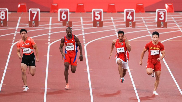 Sprinter Indonesia Lalu Muhammad Zohri (tengah) berlari dalam babak pertama 100 meter putra heat 4 cabang atletik Olimpiade Tokyo 2020 di Olimpiade Tokyo 2020 di Stadion Olimpiade Tokyo, Jepang, Sabtu (31/7/2021). Lalu Muhammad Zohri menempati posisi kelima dari delapan pelari dengan catatan waktu 10,26 detik. ANTARA FOTO/NOC Indonesia/Naif Alas/Handout/sgd/wsj.