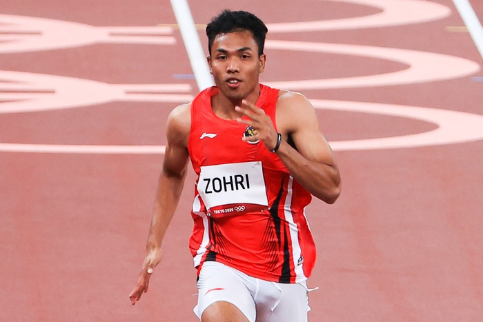 Sprinter Indonesia Lalu Muhammad Zohri (tengah) berlari dalam babak pertama 100 meter putra heat 4 cabang atletik Olimpiade Tokyo 2020 di Olimpiade Tokyo 2020 di Stadion Olimpiade Tokyo, Jepang, Sabtu (31/7/2021). Lalu Muhammad Zohri menempati posisi kelima dari delapan pelari dengan catatan waktu 10,26 detik. ANTARA FOTO/NOC Indonesia/Naif Alas/Handout/sgd/wsj.