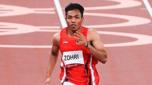 Sprinter Indonesia Lalu Muhammad Zohri (tengah) berlari dalam babak pertama 100 meter putra heat 4 cabang atletik Olimpiade Tokyo 2020 di Olimpiade Tokyo 2020 di Stadion Olimpiade Tokyo, Jepang, Sabtu (31/7/2021). Lalu Muhammad Zohri menempati posisi kelima dari delapan pelari dengan catatan waktu 10,26 detik. ANTARA FOTO/NOC Indonesia/Naif Alas/Handout/sgd/wsj.