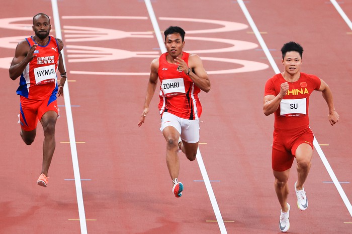 Sprinter Indonesia Lalu Muhammad Zohri (tengah) berlari dalam babak pertama 100 meter putra heat 4 cabang atletik Olimpiade Tokyo 2020 di Olimpiade Tokyo 2020 di Stadion Olimpiade Tokyo, Jepang, Sabtu (31/7/2021). Lalu Muhammad Zohri menempati posisi kelima dari delapan pelari dengan catatan waktu 10,26 detik. ANTARA FOTO/NOC Indonesia/Naif Alas/Handout/sgd/wsj.