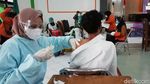 Suasana Vaksinasi Perdana Mahasiswa di Solo
