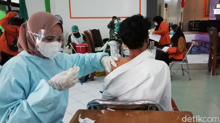 Suasana Vaksinasi Perdana Mahasiswa di Solo Sejumlah mahasiswa dari berbagai universitas di Solo mengikuti vaksinasi massal. Vaksinasi tersebut digelar di gedung Graha, UIN Raden Mas Said.