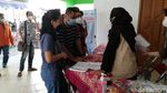 Suasana Vaksinasi Perdana Mahasiswa di Solo