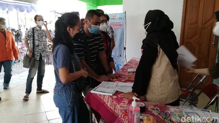 Sejumlah mahasiswa dari berbagai universitas di Solo mengikuti vaksinasi massal. Vaksinasi tersebut digelar di gedung Graha, UIN Raden Mas Said.