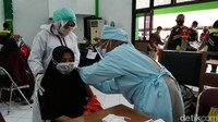 Petugas menyuntik vaksin untuk dosis pertama bagi mahasiswa.