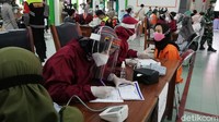 Mahasiswa mengantre vaksinasi di gedung Graha UIN Raden Mas Said Solo.