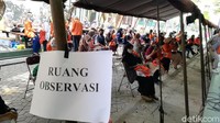 Sejumlah mahasiswa dudu di ruang tunggu observasi usai disuntik vaksin.