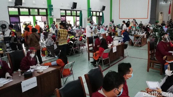 Suasana Vaksinasi Perdana Mahasiswa di Solo