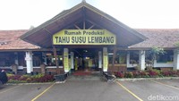 Sejak pertama dibuka pada 20 Desember 2008 silam, Tahu Susu Lembang mengandalkan dua senjata andalan mereka yakni Tahu Susu dan Tahu Mentega untuk oleh-oleh wisatawan. Sentra oleh-oleh tersebut tak seramai sebelumnya.