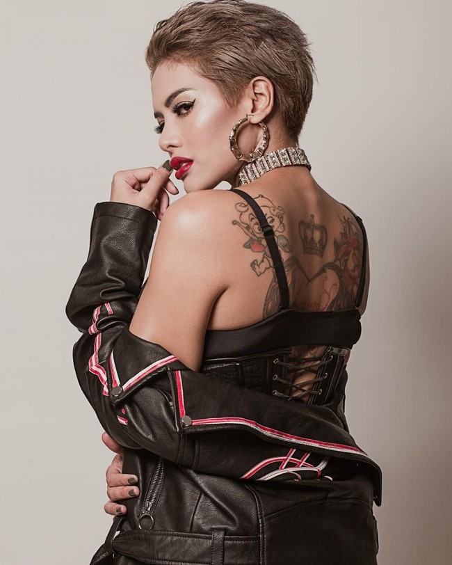 Tak hanya satu, Nikita Mirzani memang dikenal gemar mengoleksi tato di tubuhnya. Salah satu tatonya yang cukup besar ialah yang berada di punggungnya. Foto: Instagram