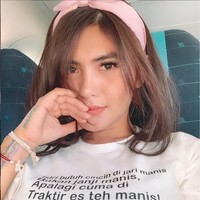 Seleb lain yang juga memiliki tato adalah Angela Lee. Angela diketahui memiliki tato di bagian tangan dan lengannya. Tato tersebut berupa tulisan. Foto: Instagram