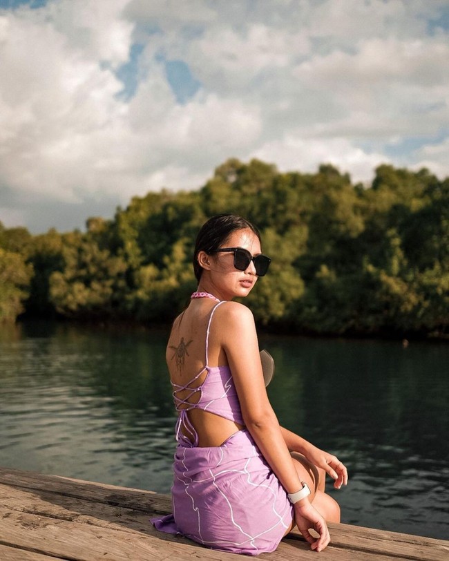 Terakhir ada Soraya Rasyid. Rupanya Soraya Rasyid juga memiliki sebuah tato di bagian punggungnya. Tatonya itu kerap kali terlihat ketika Soraya mengenakan pakaian backless. Foto: Instagram