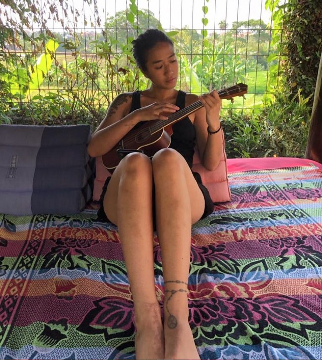 Semakin banyak dikenal usai menjadi juri di MasterChef Indonesia, pesona Renatta Moeloek memang sudah tidak diragukan lagi. Chef Renatta sendiri ternyata juga memiliki sejumlah tato di tubuhnya, seperti di lengan dan pergelangan kakinya. Foto: Instagram