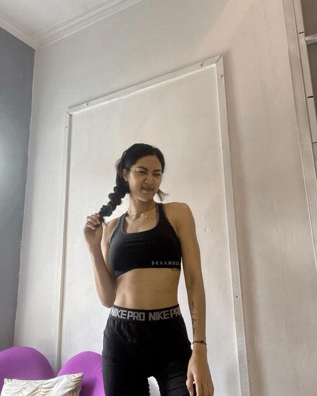 Widy Virratale juga menjadi salah satu artis wanita yang memiliki tato di bagian tangannya. Tato yang dimiliki oleh Widy itu bergambar tugu monas. Dan tak hanya di tangan, melainkan Widy pun memiliki tato lain di bagian bawah dadanya. Foto: Instagram