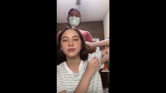 Tak banyak yang tahu bahwa. Zara Adhisty ternyata memiliki tato di bawah lengannya. Tato bergambar burung itu sempat diperlihatkan oleh Zara di live Instagramnya. Foto: Instagram