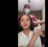 Tak banyak yang tahu bahwa. Zara Adhisty ternyata memiliki tato di bawah lengannya. Tato bergambar burung itu sempat diperlihatkan oleh Zara di live Instagramnya. Foto: Instagram