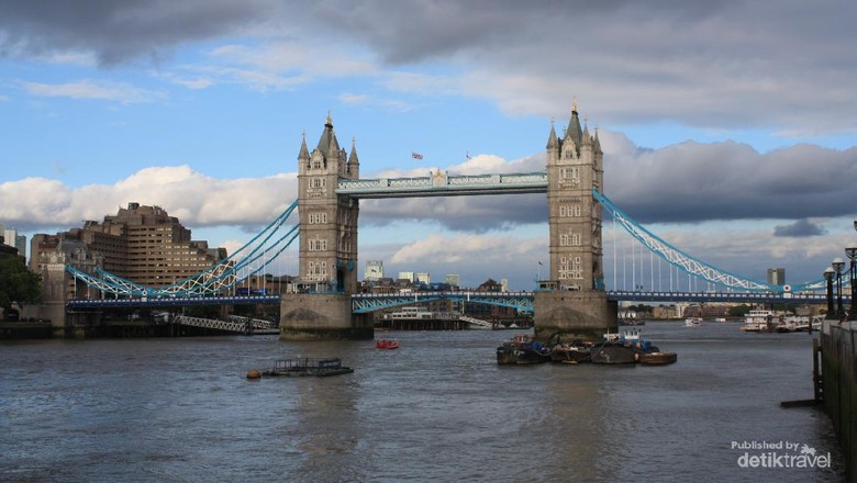 Tower Bridge di sore hari yang cukup cerah