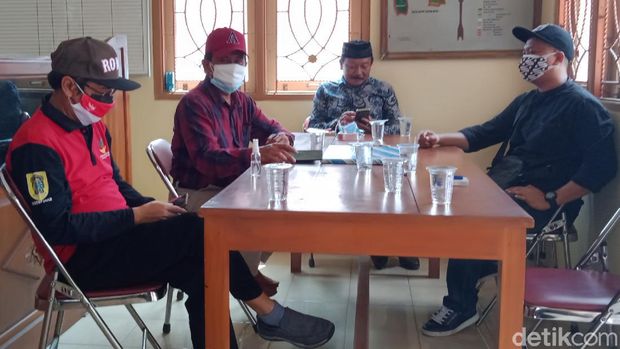 Tim Dinsos Pemkab Klaten mengecek kabar pemotongan bansos, di Balai Desa Gentan, Sabtu (31/7/2021).