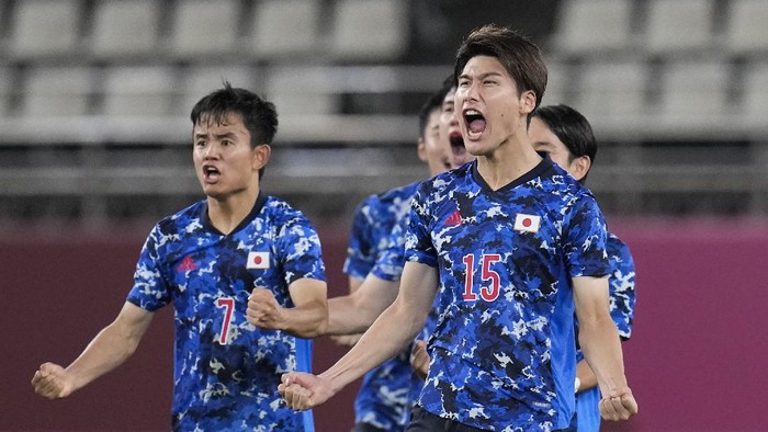 Japans Daiki Hashioka (15) and teammate Takefusa Kubo (7) celebrate beating 4-2 New Zealand 4-2 on penalties in a mens quarterfinal soccer match at the 2020 Summer Olympics, Saturday, July 31, 2021, in Kashima, Japan, Tokyo. (AP Photo/Fernando Vergara)