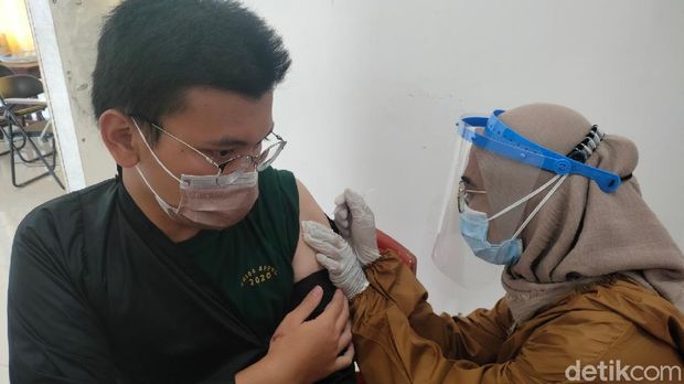 TNI Gelar Vaksinasi Untuk Ratusan Santri di Ponpes Husnul Khotimah Kuningan