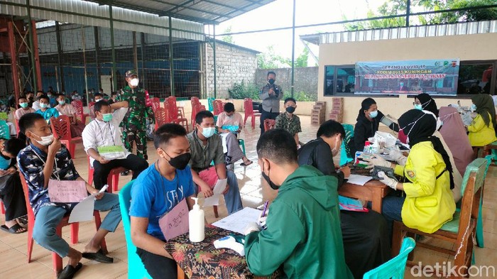 TNI Gelar Vaksinasi Untuk Ratusan Santri di Ponpes Husnul Khotimah Kuningan