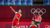 Meski begitu, Ahsan/Hendra bangkit untuk mencetak empat angka beruntun dan berbalik unggul 12-11. Setelah sempat ketat di angka 14-13, Ahsan/Hendra meninggalkan Chia/Soi hingga 18-15.