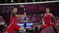 Drop shot keras Ahsan ke sisi kiri bidang permainan memastikan kemenangan 21-17 untuk Indonesia, Memasuki gim kedua, kejar-kejaran angka masih terjadi hingga sama kuat di 6-6.