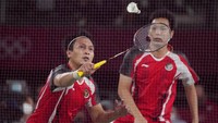 Chia/Soi malah berbalik unggul 15-13 atas Ahsan/Hendra setelah drop shot masuk ke bidang permainan. Duel semakin seru usai Ahsan/Hendra menyamakan skor jadi 16-16.
