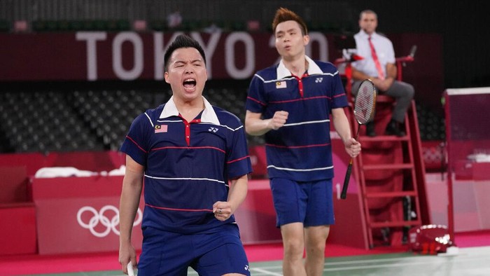 Malaysia's Malaysia's Aaron Chia, left, and Soh Wooi Yik celebrate after winning against Indonesia's Mohammad Ahsan and Hendra Setiawan during their badminton men's doubles bronze medal match at the 2020 Summer Olympics, Saturday, July 31, 2021, in Tokyo, Japan. (AP Photo/Dita Alangkara)