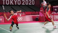 Pada gim pertama yang dihelat di Musashino Forest Plaza, Sabtu (31/7/2021) malam WIB, Ahsan/Hendra sudah terlibat duel seru sejak awal hingga sama kuat di angka 4-4. Ahsan/Hendra menjauh jadi 6-4 sebelum disamakan 7-7. Kejar-kejaran angka terjadi hingga Chia/Soh unggul 11-8 saat interval.