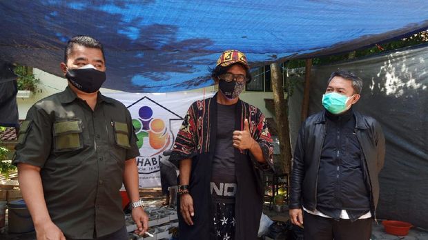 Uncle Teebob Jual Dua Mobil untuk Dapur Isoman
