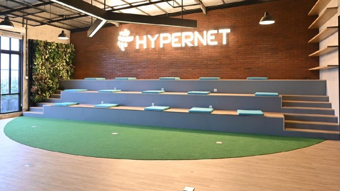 Lonjakan kasus COVID-19 membuat pemerintah menerpakan WFH maksimal. Hal ini dimanfaatkan RoomMe dan Hypernet untuk solusi WFH.