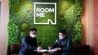 Chief Executive Officer RoomMe Glen Ramersan (kiri) bersama Chief Executive Officer Hypernet  Sudianto Oei (kanan) menandatangani perjanjian kemitraan antara Hypernet dan RoomMe di Jakarta, Kamis (29/7/2021).