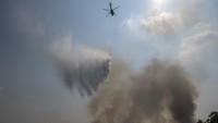 Helikopter Mi-8AMT melakukan pemadaman kebakaran lahan dari udara (water bombing) di Desa Palem Raya, Indralaya Utara, Ogan Ilir (OI), Sumatera Selatan, Sabtu (31/7/2021). 