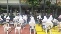 Pelaksanaan vaksinasi pelajar dipantau langsung Wali Kota Bogor Bima Arya Sugiarto didampingi Kadisdik Kota Bogor Hanafi dan Kadinkes Kota Bogor Sri Nowo Retno.