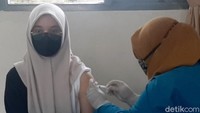 Bima menyebut, Pemkot Bogor saat ini tengah berupaya mempercepat vaksinasi di Kota Bogor. Dari target vaksinasi harian yang semula hanya 7.000-8.000 orang, akan ditingkatkan hingga 10.000-15.000 orang perhari.