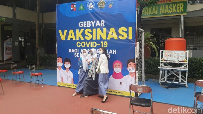Usai Divaksin, Pelajar di Bogor Berharap Segera Sekolah Tatap Muka Sebanyak 1.000 pelajar usia 12-18 tahun menjalani vaksinasi di SMP Negeri 5 Jalan Dadali, Kota Bogor. Mereka berharap untuk segera sekolah tatap muka.