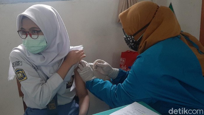 Usai Divaksin, Pelajar di Bogor Berharap Segera Sekolah Tatap Muka Sebanyak 1.000 pelajar usia 12-18 tahun menjalani vaksinasi di SMP Negeri 5 Jalan Dadali, Kota Bogor. Mereka berharap untuk segera sekolah tatap muka.