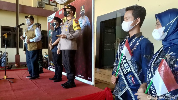 Forkopimda Kabupaten Probolinggo terus menggenjot vaksinasi COVID-19. Warga yang vaksinasi di Mapolres Probolinggo dapat sembako.